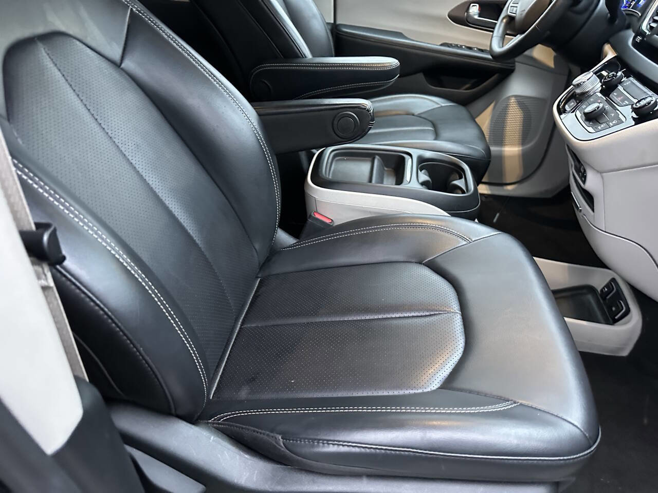 Used 2020 Chrysler Voyager Lxi FWD image 15