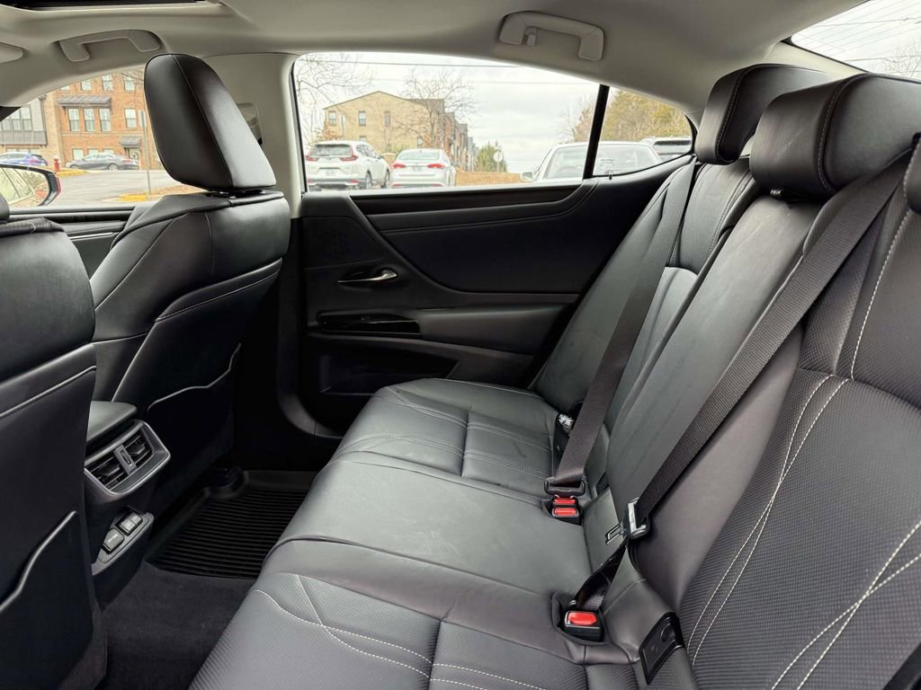 Used 2025 Lexus ES 300h w/ Luxury Package image 18