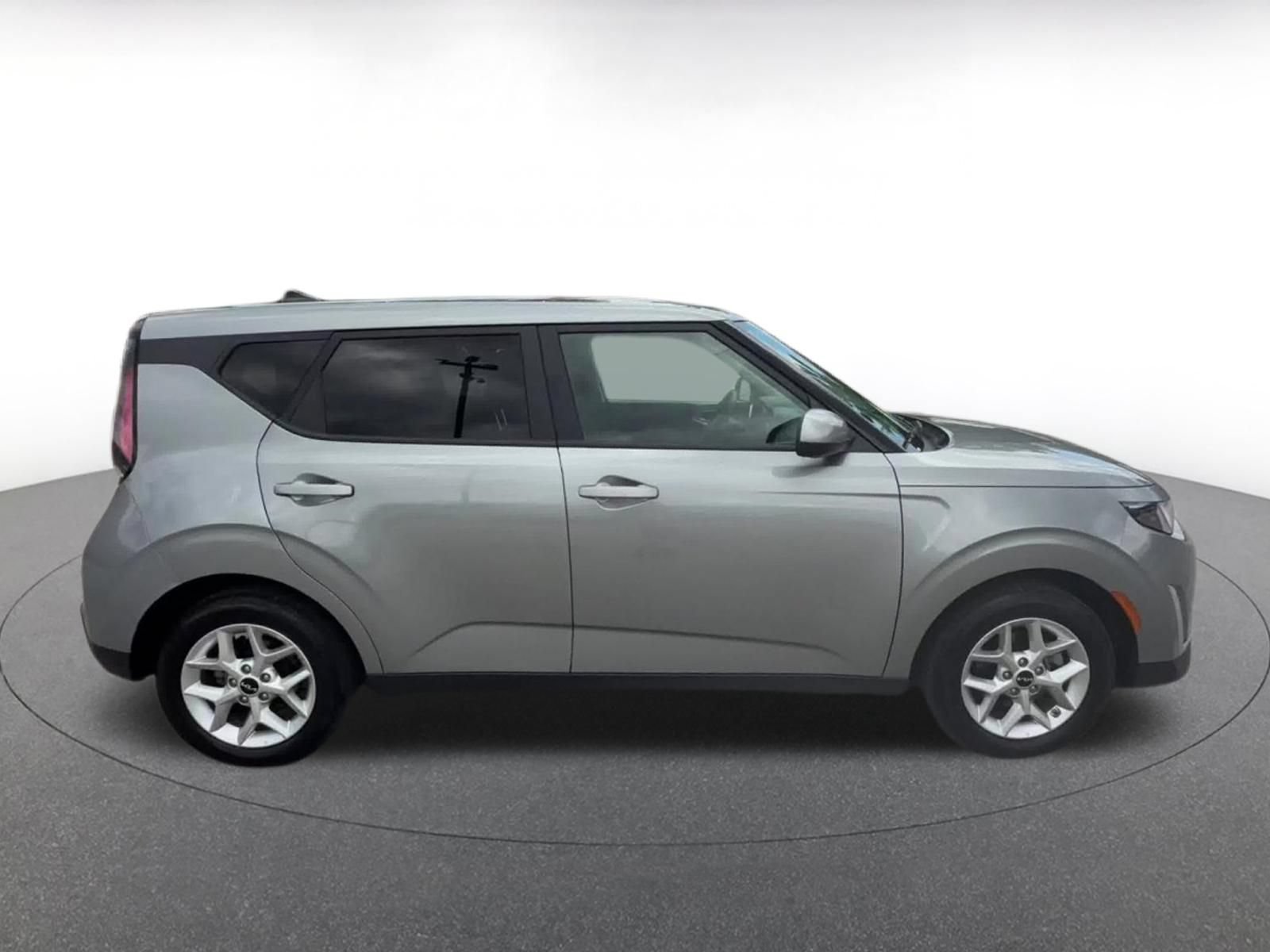 Used 2025 Kia Soul LX w/ LX Technology Package FWD image 16