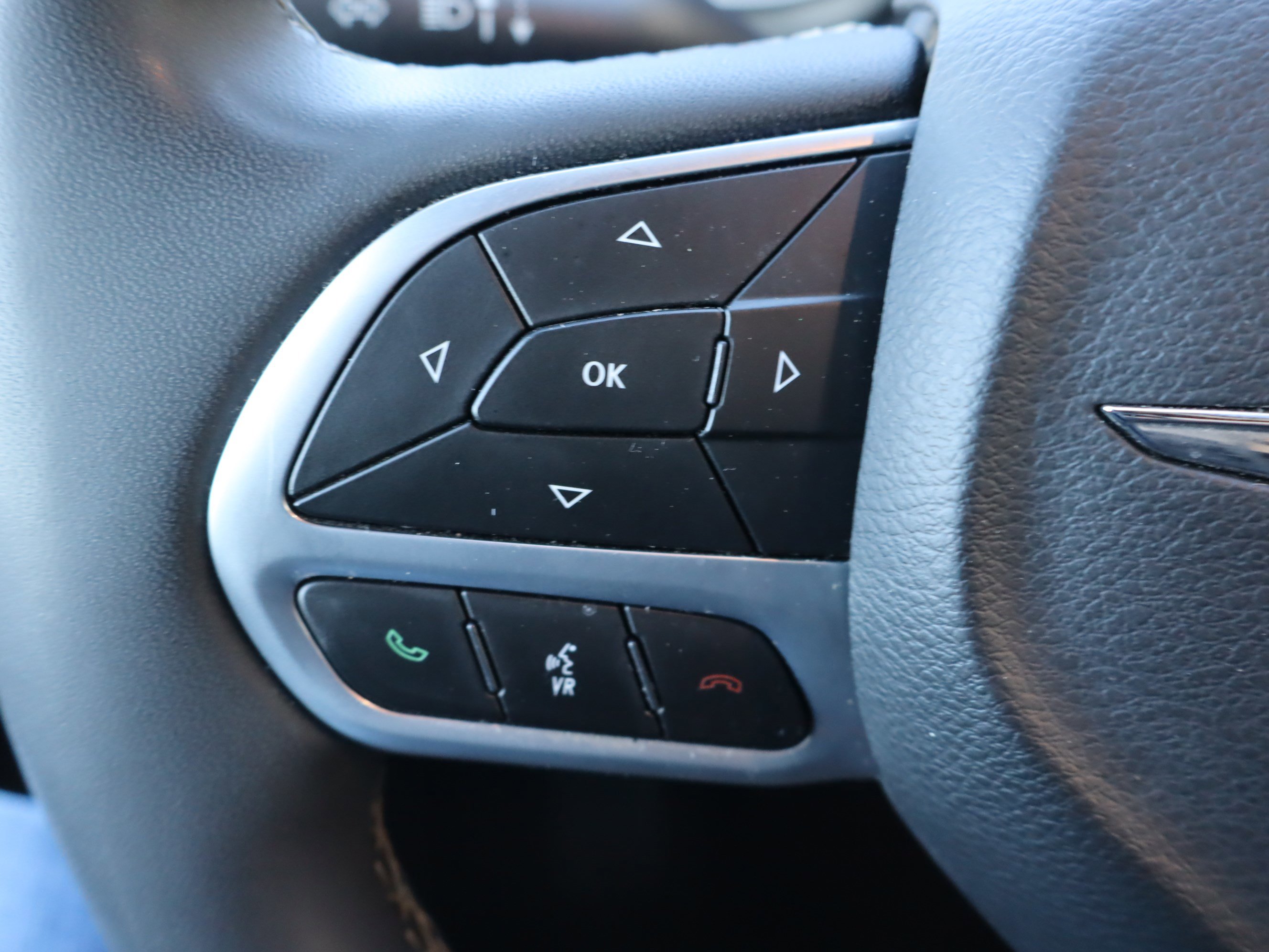 Used 2025 Chrysler Pacifica Select image 19