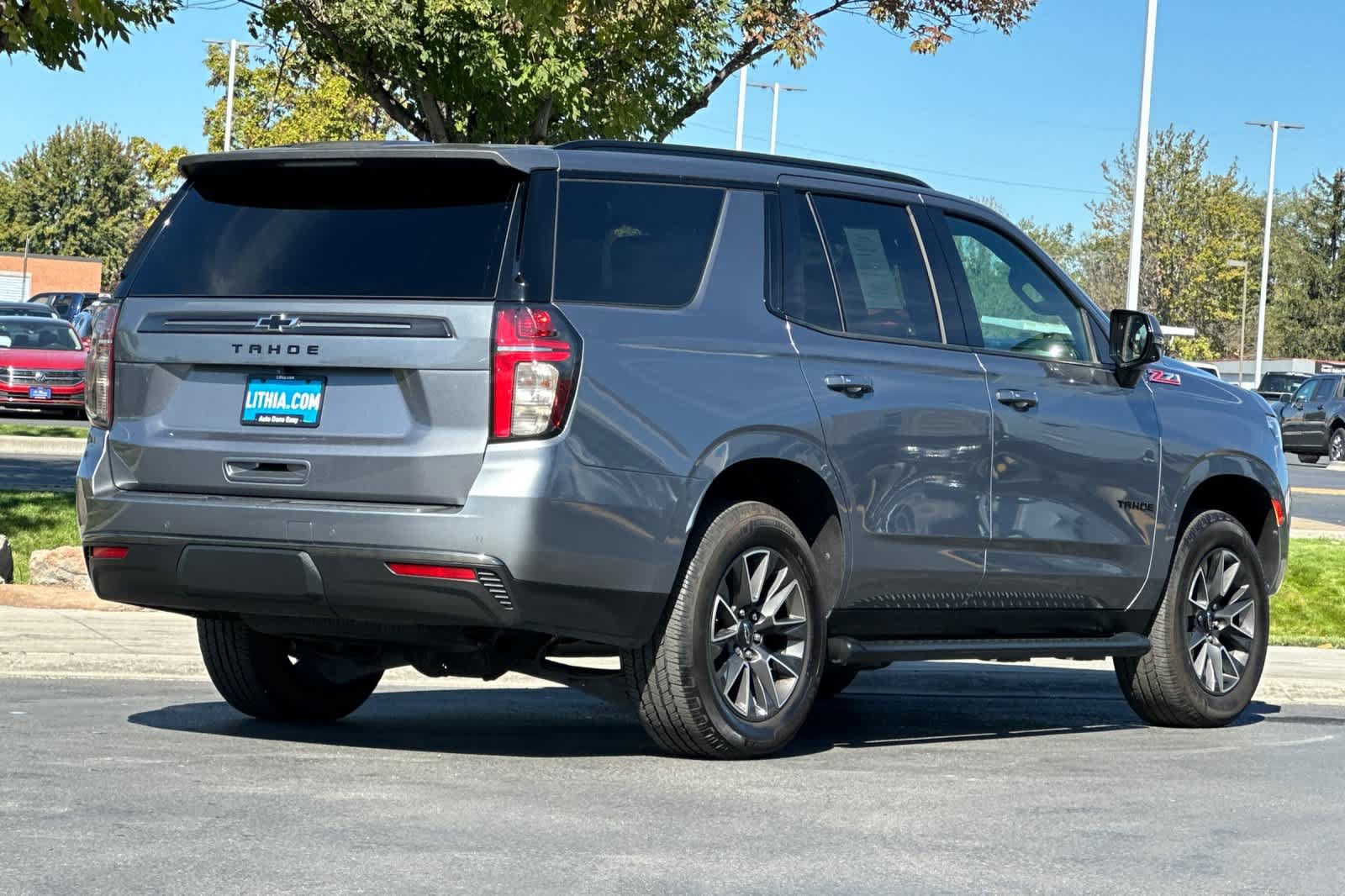 Used 2022 Chevrolet Tahoe Z71 w/ Luxury Package AWD/4WD image 2