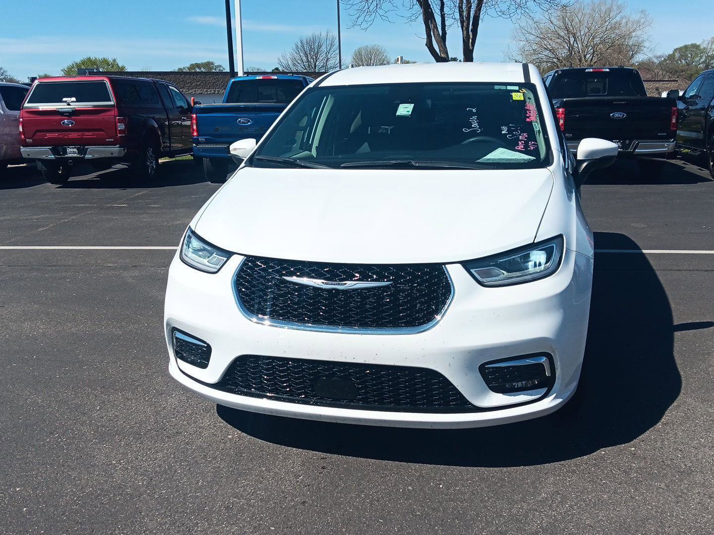 Used 2023 Chrysler Pacifica Touring-L FWD image 11