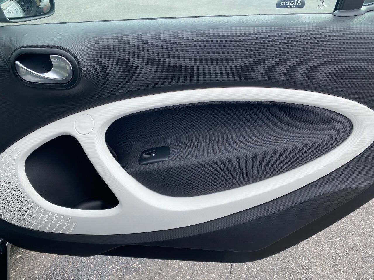 Used 2016 smart fortwo passion image 22