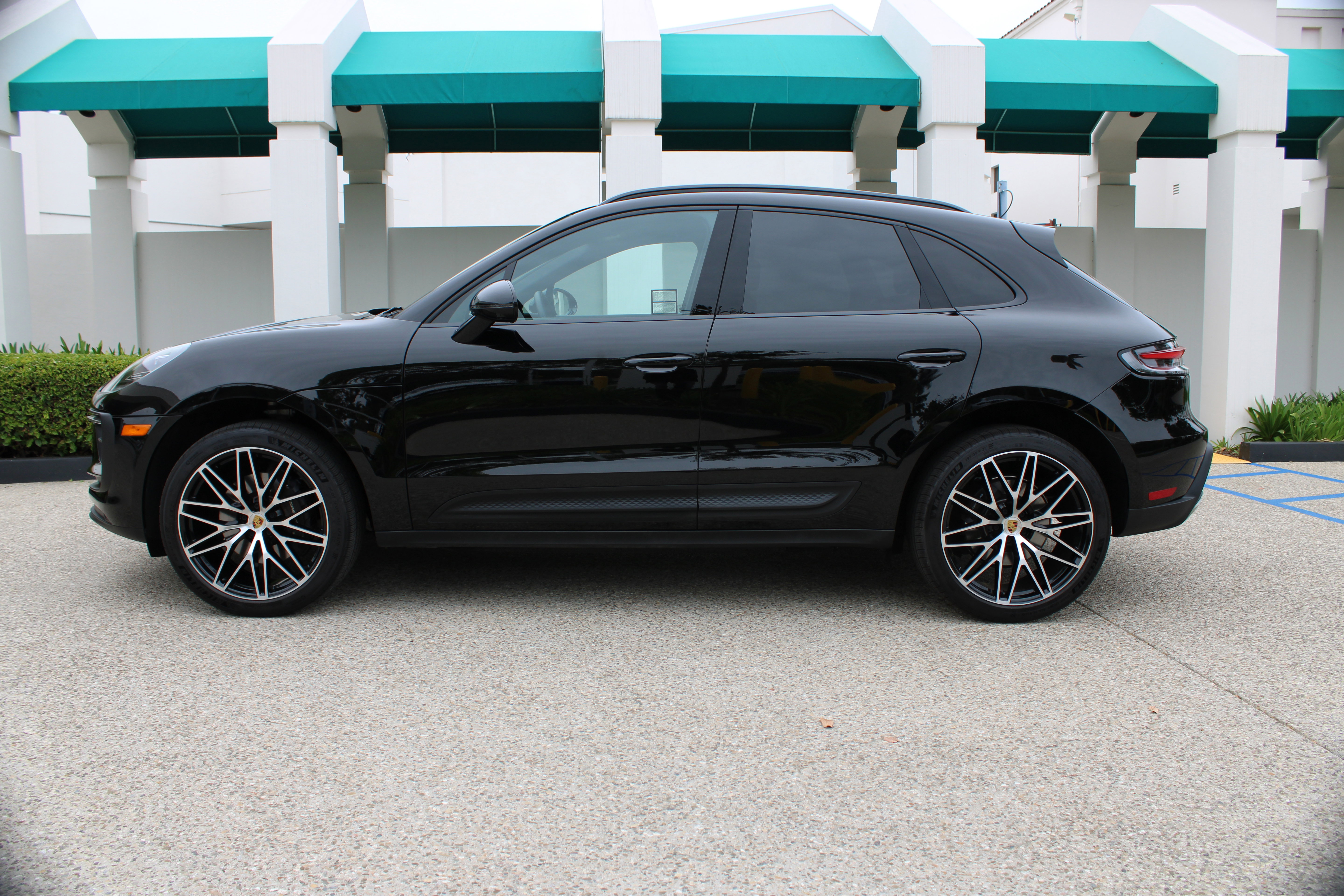 Certified 2026 Porsche Macan AWD/4WD image 2