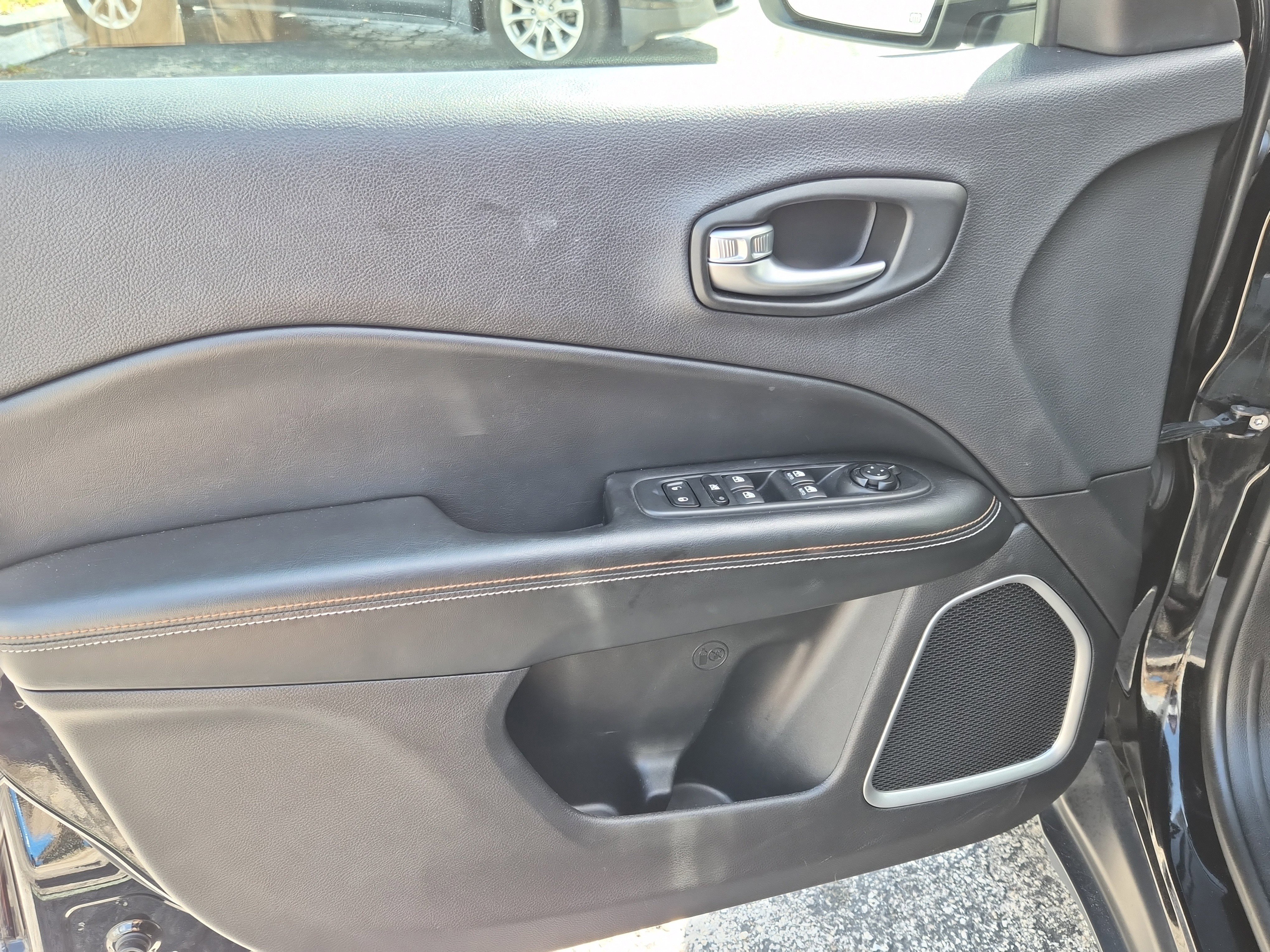 Used 2018 Jeep Compass Latitude w/ Cold Weather Group image 17