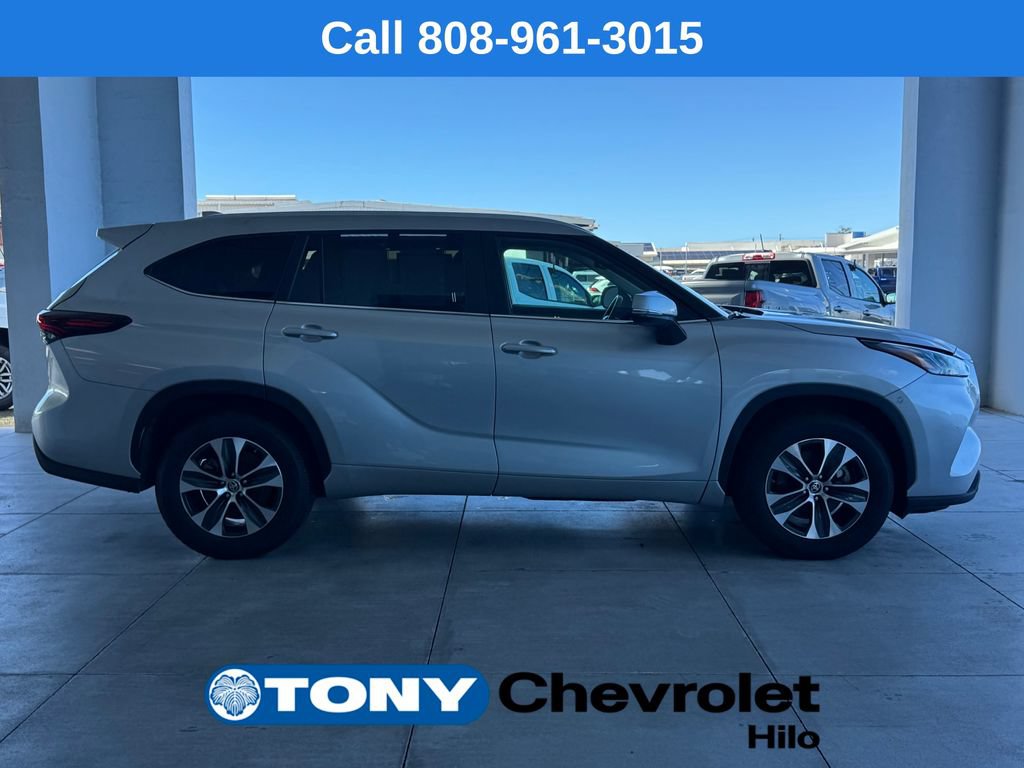 Used 2024 Toyota Highlander XLE FWD image 6