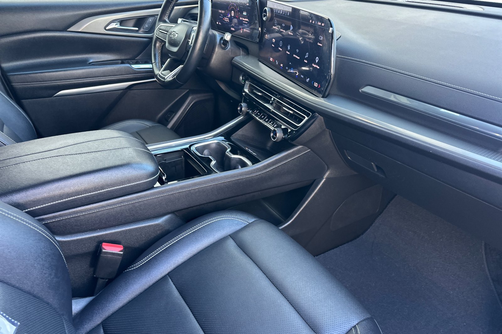 Used 2024 Chevrolet Traverse LT w/ Midnight/Sport Edition FWD image 17