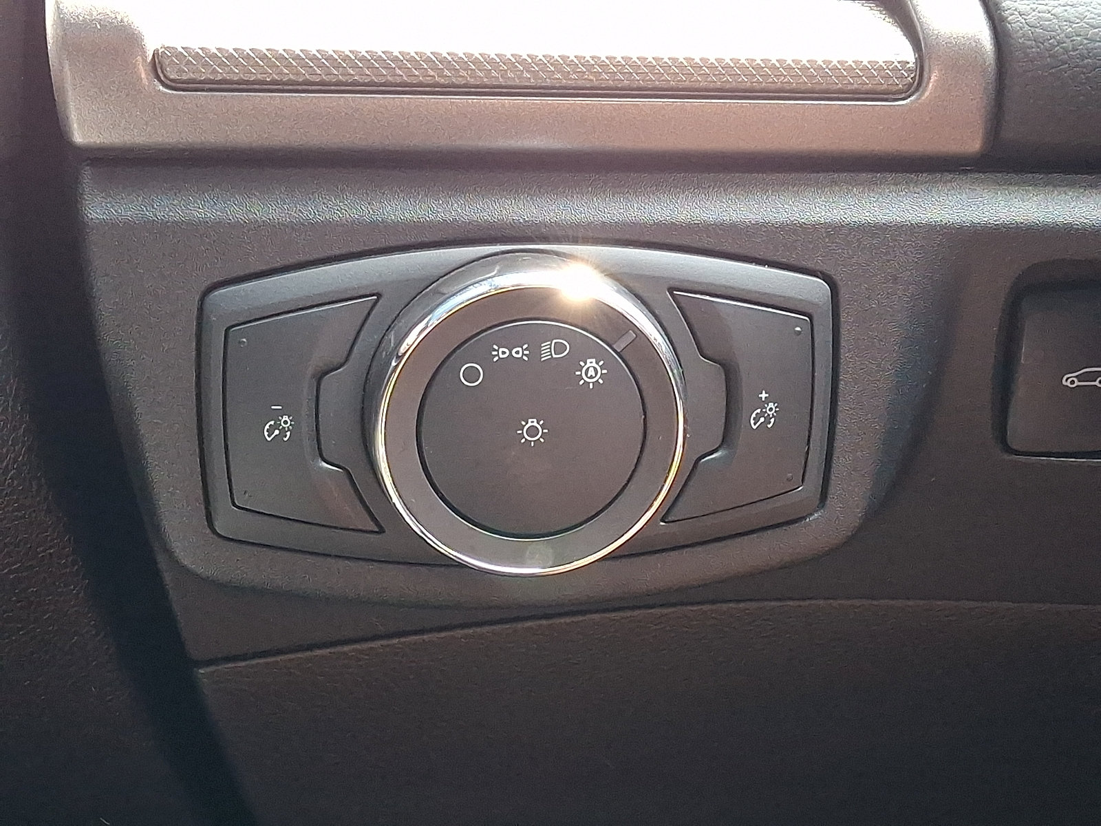 Used 2020 Ford Fusion SE FWD image 27