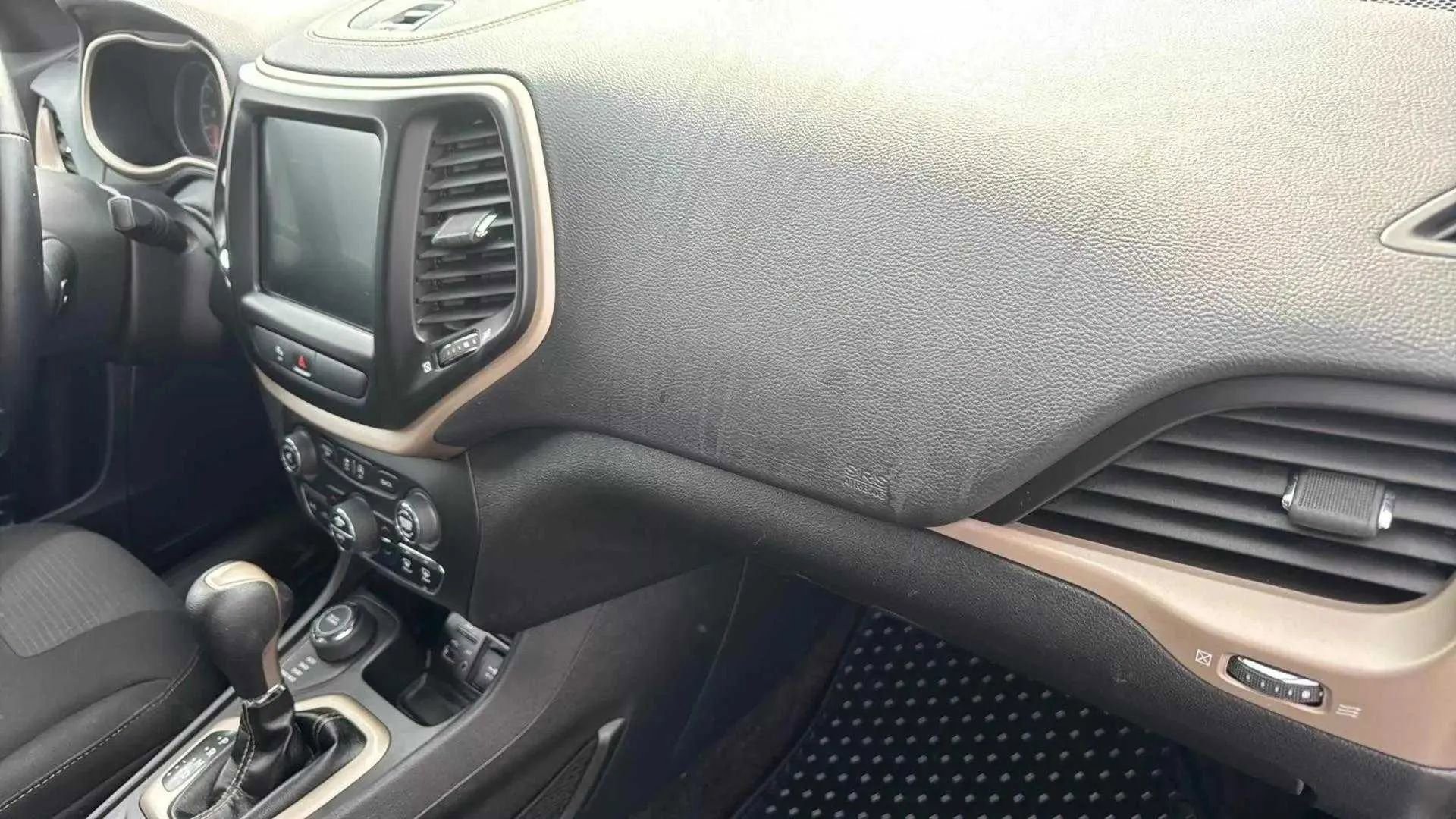 Used 2017 Jeep Cherokee Latitude w/ Comfort/Convenience Group image 9