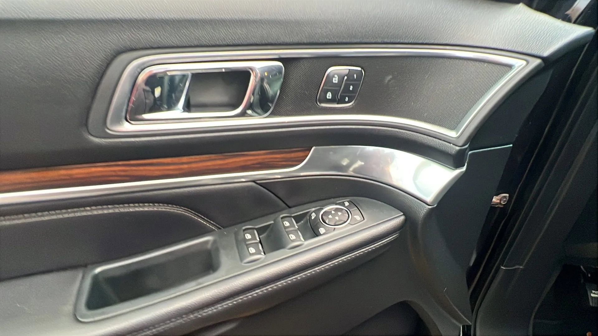 Used 2016 Ford Explorer Limited image 23