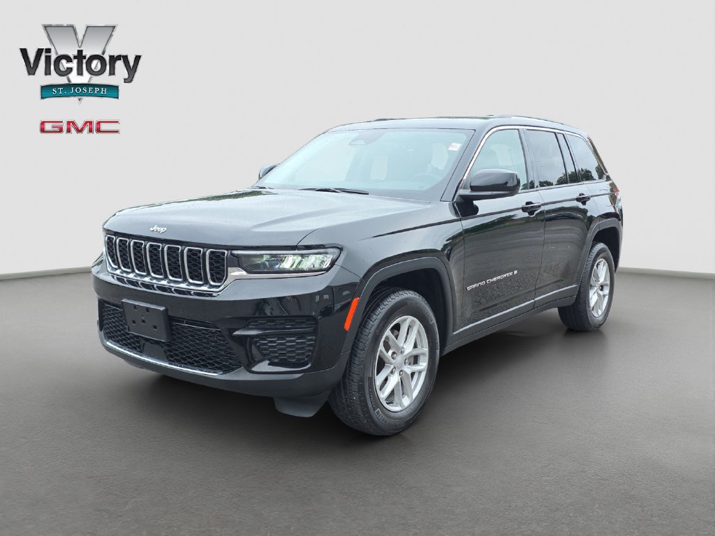 Used 2023 Jeep Grand Cherokee Laredo X AWD/4WD image 3