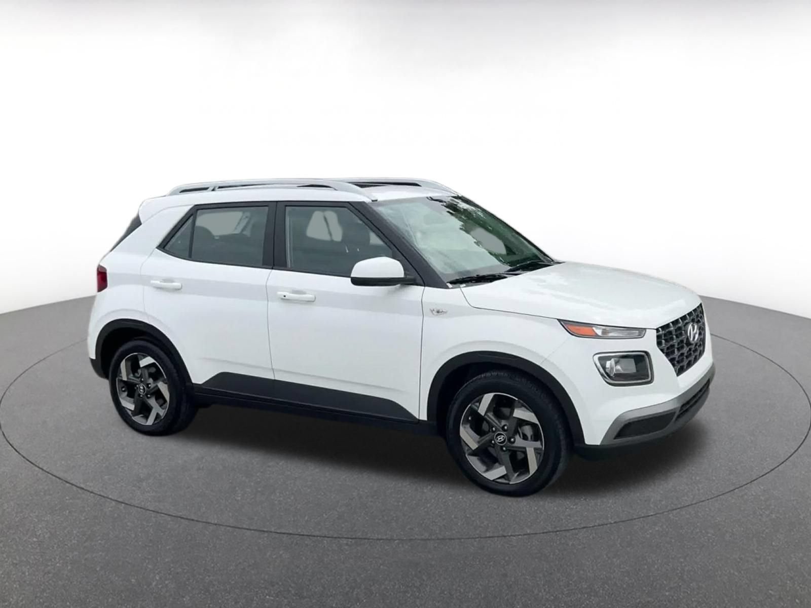 Used 2026 Hyundai Venue SEL FWD image 2