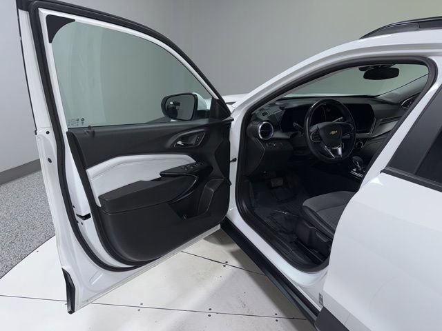 Used 2024 Chevrolet Trax LT w/ Driver Confidence Package image 8