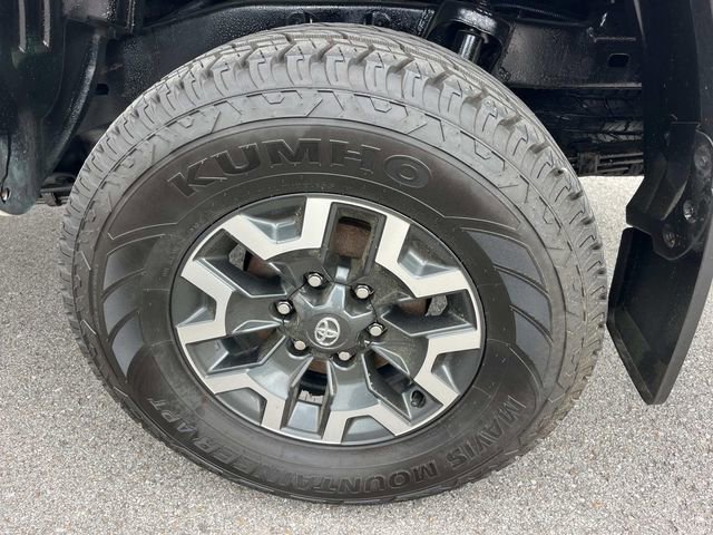 Used 2018 Toyota Tacoma TRD Off-Road w/ Technology Package AWD/4WD image 11