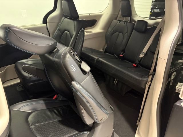 Used 2021 Chrysler Pacifica Touring-L image 10