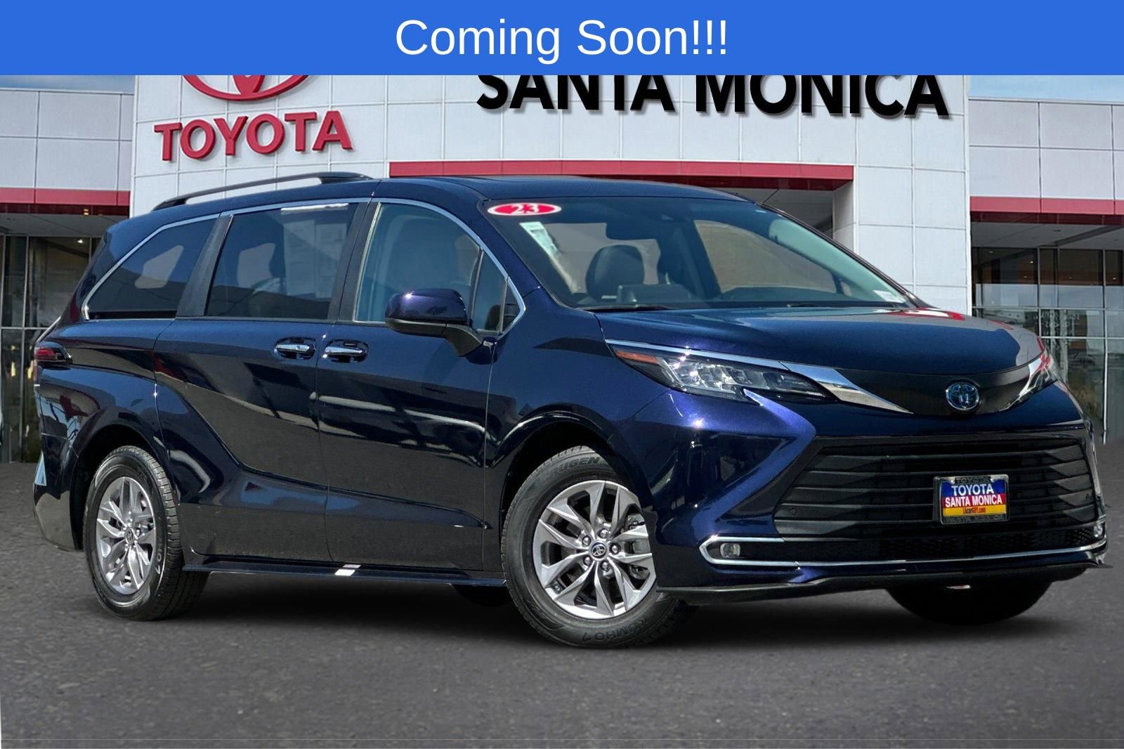 Used 2023 Toyota Sienna XLE image 2