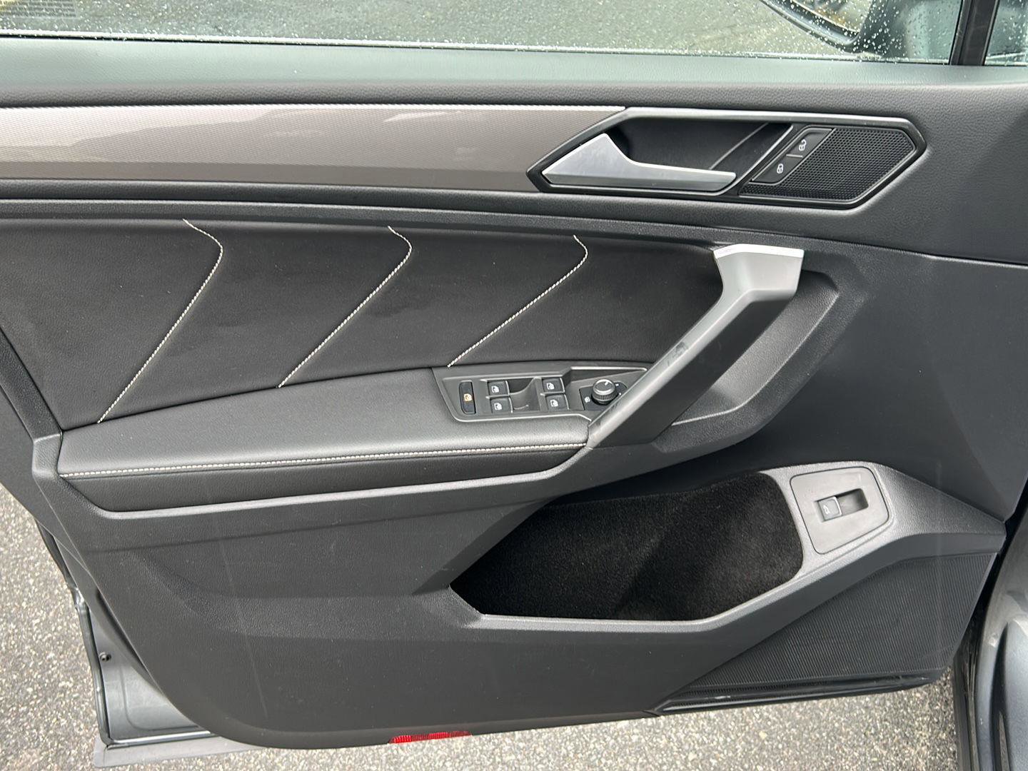 Used 2024 Volkswagen Tiguan SE image 12