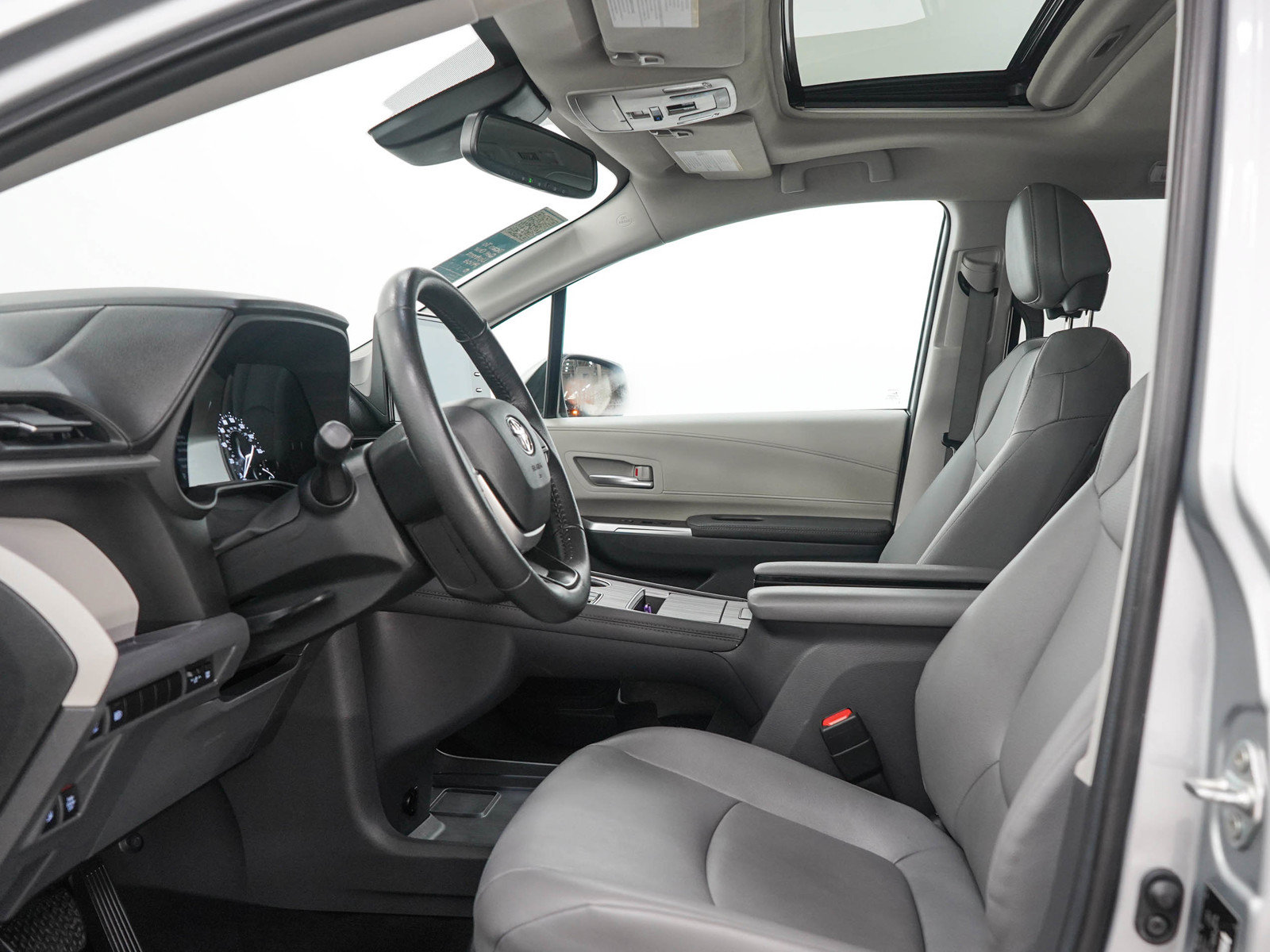 Used 2024 Toyota Sienna XLE FWD image 23
