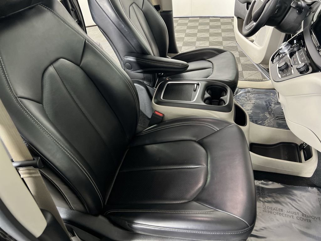 Used 2023 Chrysler Pacifica Touring-L image 28