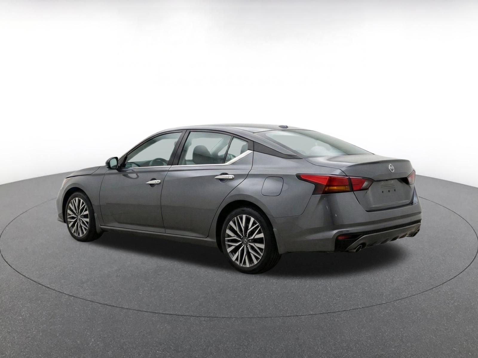 Used 2025 Nissan Altima 2.5 SV FWD image 7