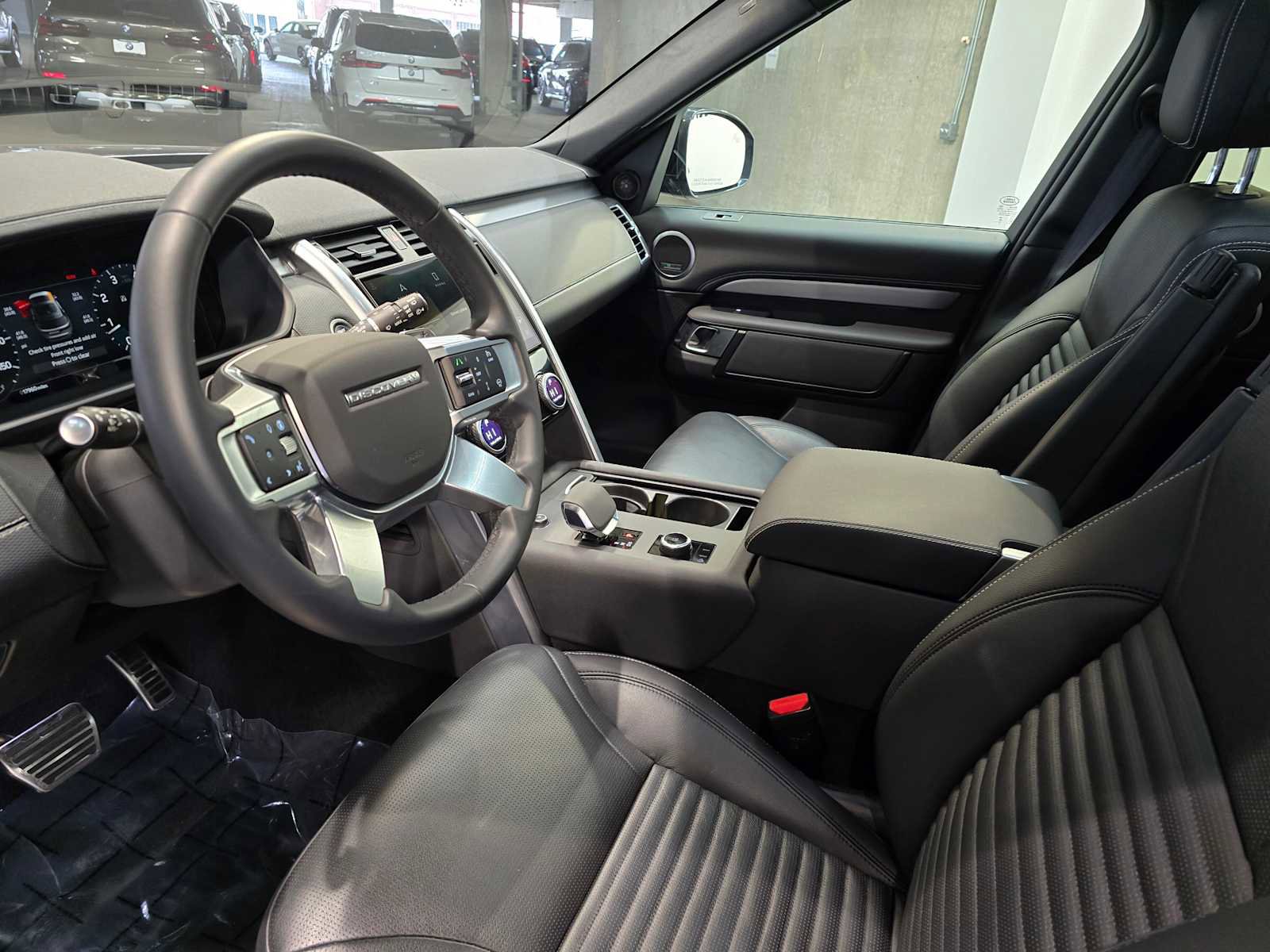 Used 2024 Land Rover Discovery Dynamic SE image 2