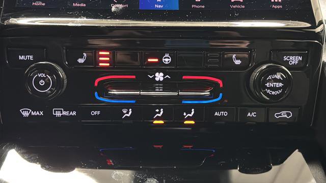 Used 2025 Jeep Grand Cherokee Limited w/ Black Appearance Package image 18