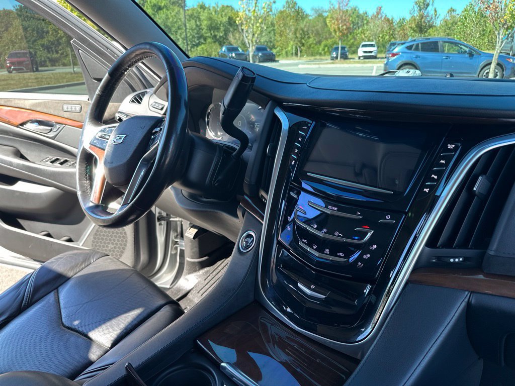 Used 2020 Cadillac Escalade Luxury RWD image 37