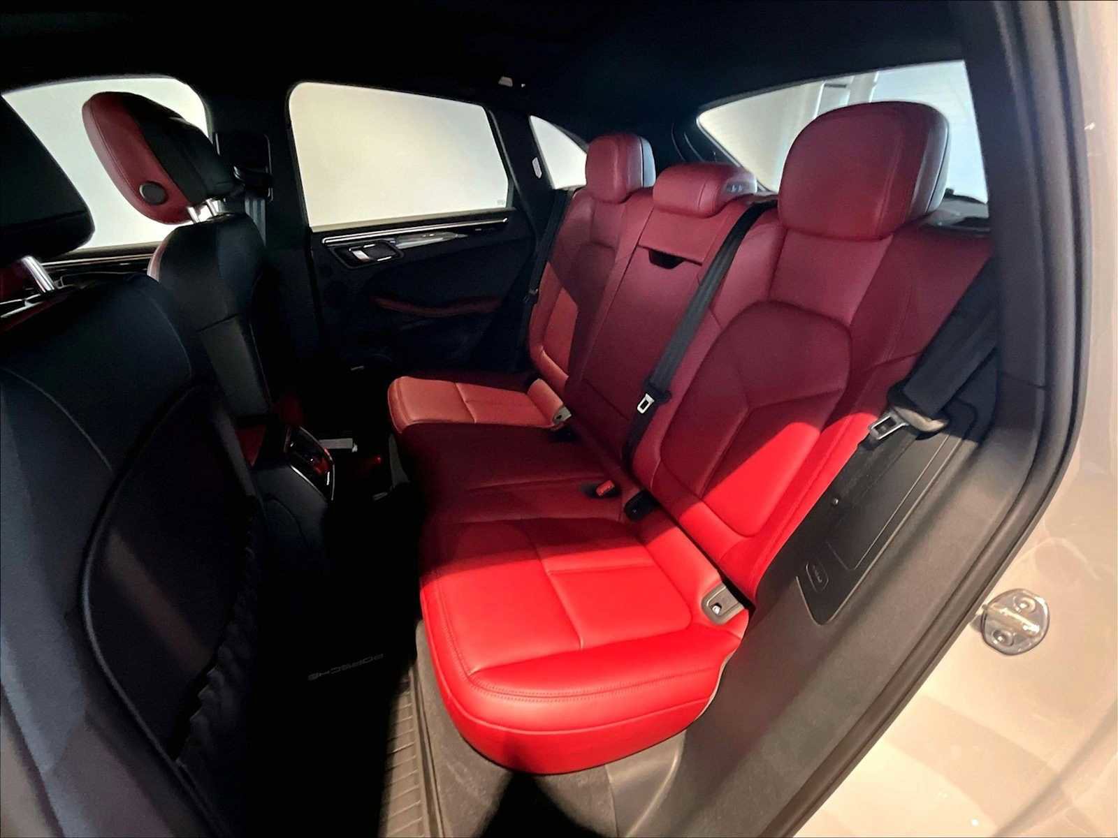 Used 2025 Porsche Macan image 31