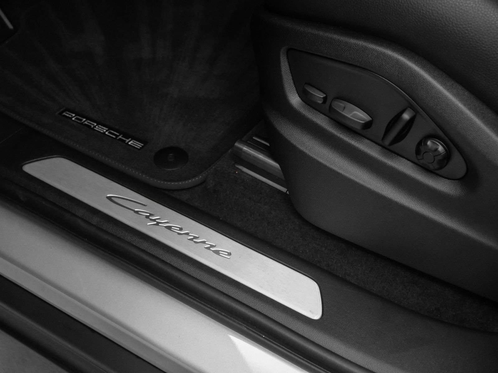 Certified 2025 Porsche Cayenne image 26