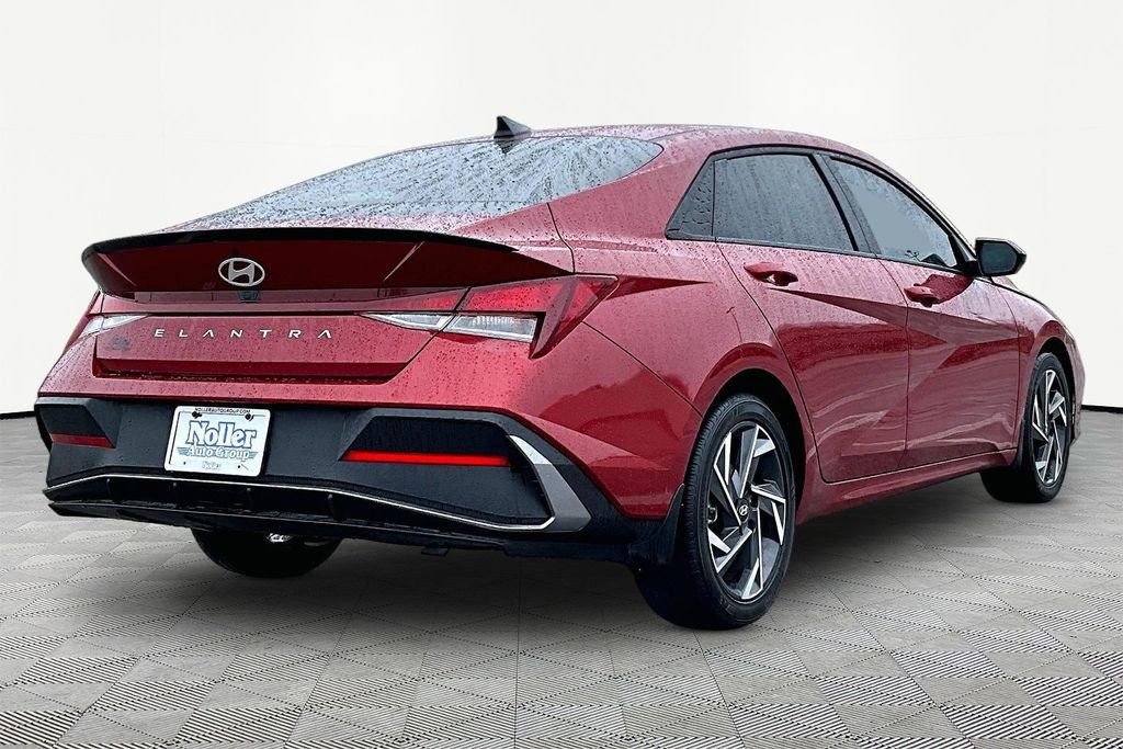 Used 2025 Hyundai Elantra Sport image 2