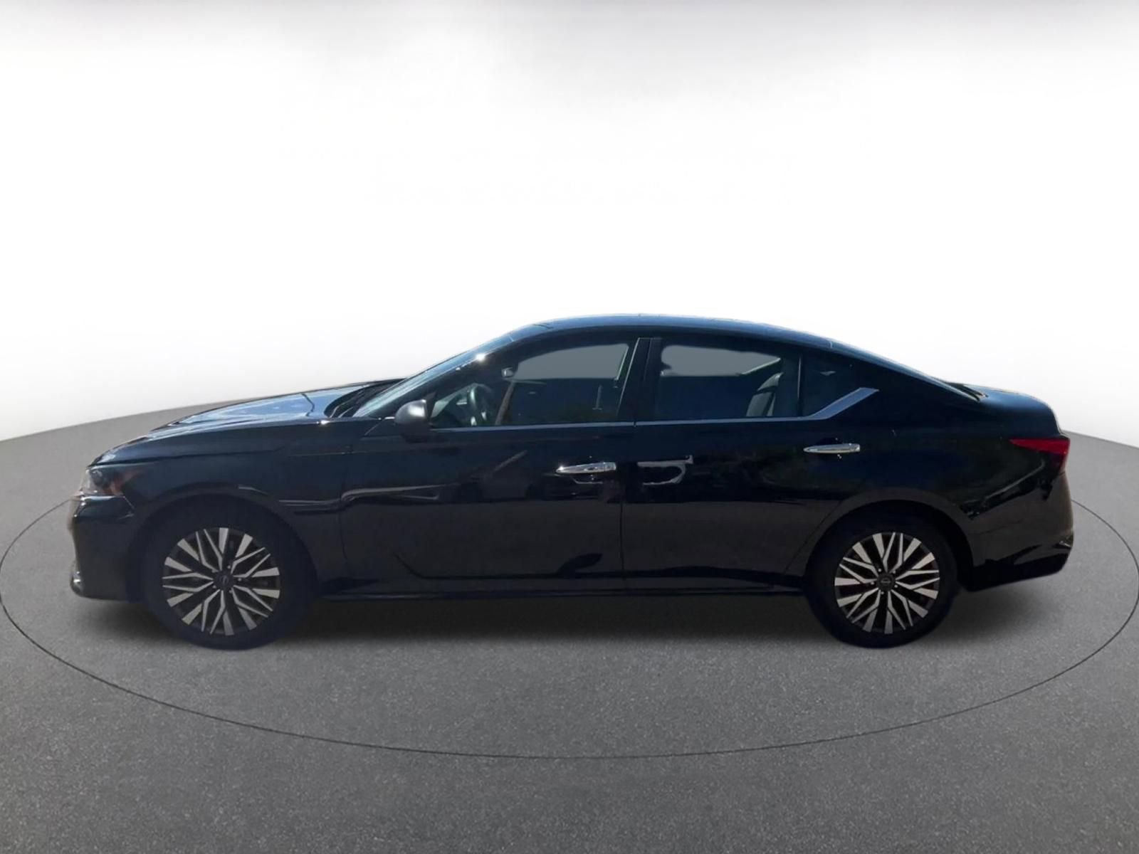 Used 2025 Nissan Altima 2.5 SV image 8