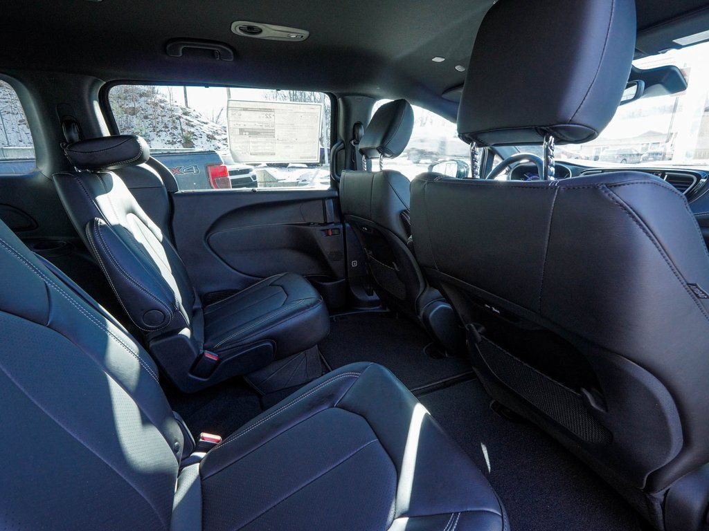 New 2026 Chrysler Pacifica Select FWD image 34