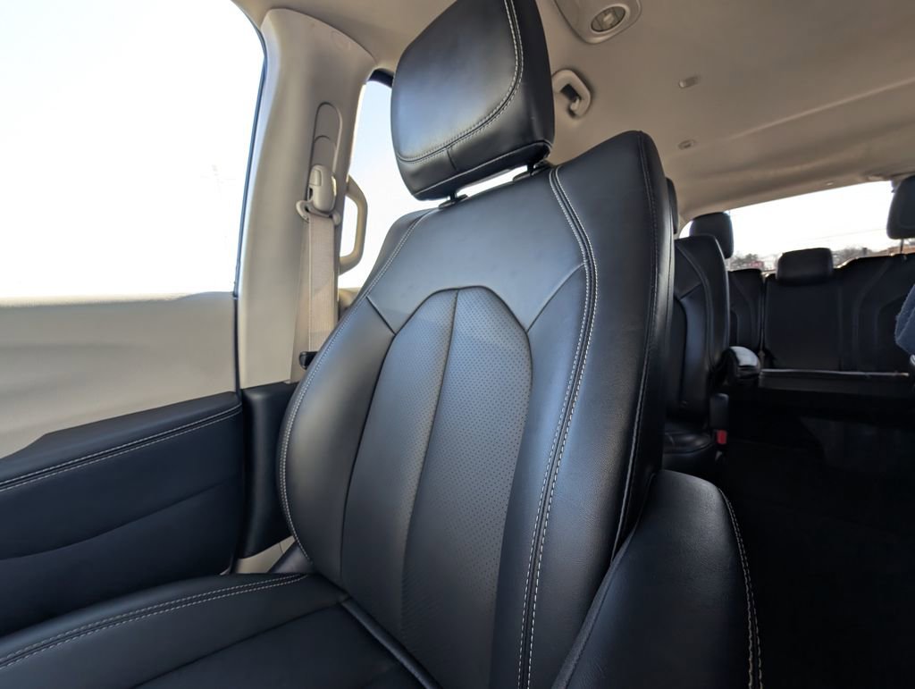 Used 2024 Chrysler Pacifica Touring-L image 11