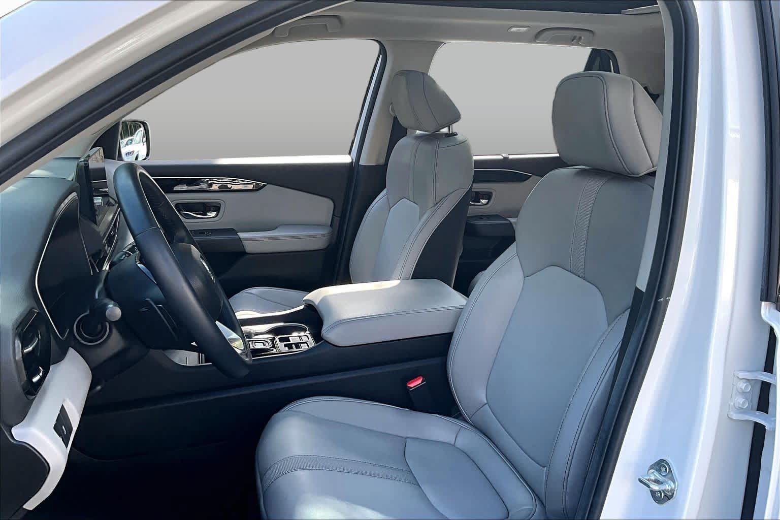 Used 2025 Honda Pilot Touring image 8