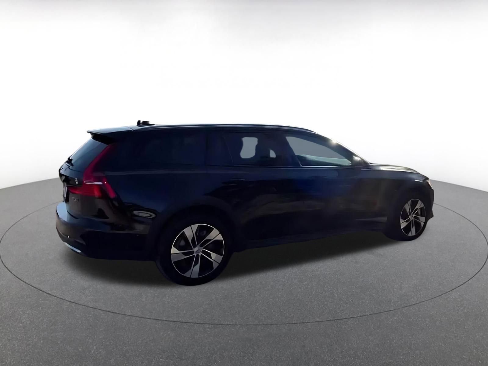 Used 2025 Volvo V60 B5 Cross Country Plus image 12