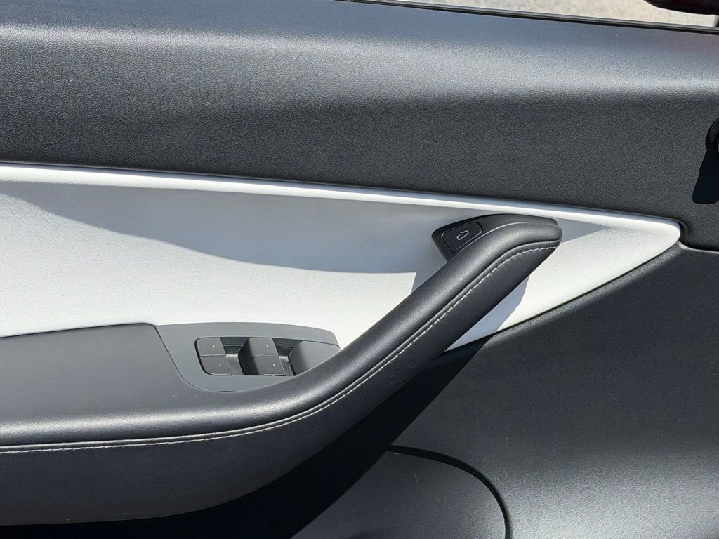 Used 2021 Tesla Model Y Long Range AWD/4WD image 29