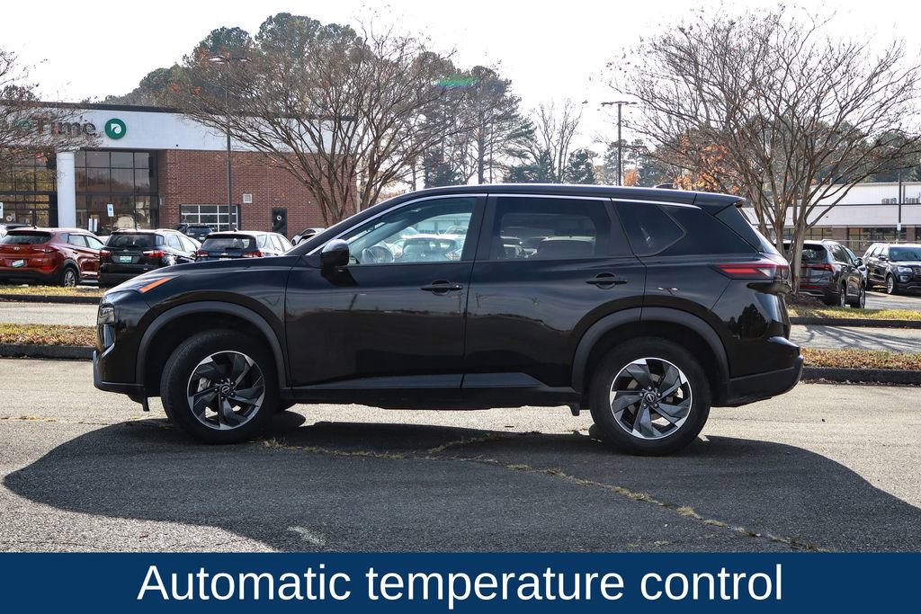 Used 2024 Nissan Rogue SV image 4