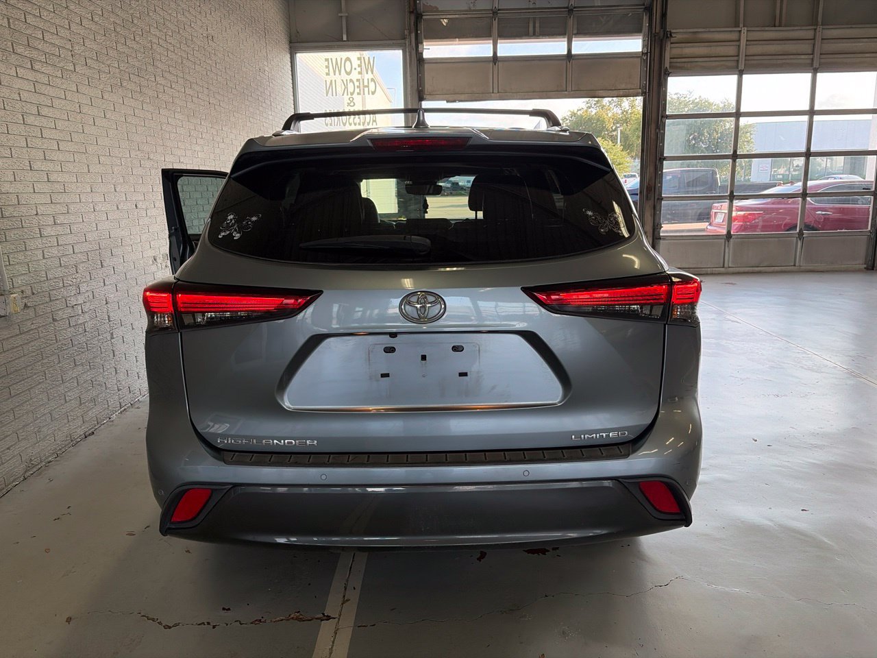 Used 2021 Toyota Highlander Limited FWD image 4