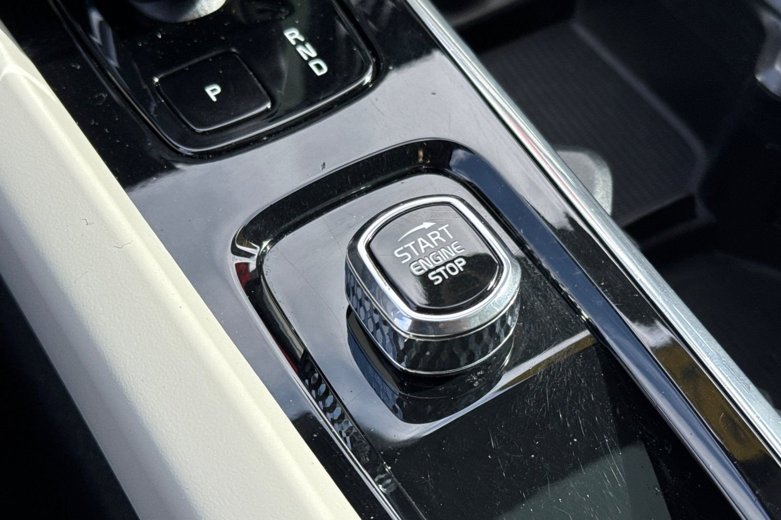 Used 2023 Volvo XC60 B5 Plus image 25