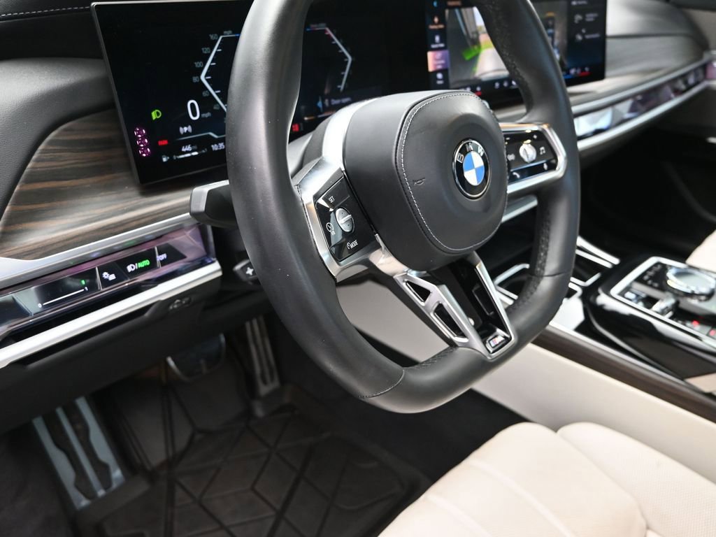 Used 2023 BMW 740i image 12