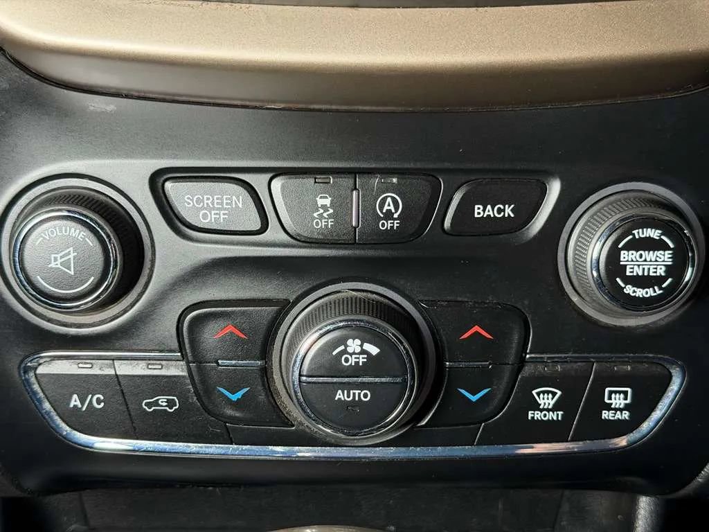 Used 2016 Jeep Cherokee Latitude w/ Comfort/Convenience Group AWD/4WD image 34