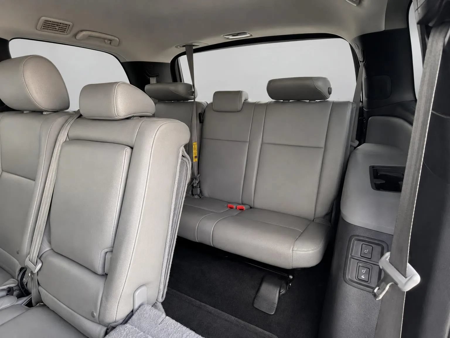 Used 2016 Toyota Sequoia SR5 w/ Premium Package AWD/4WD image 20
