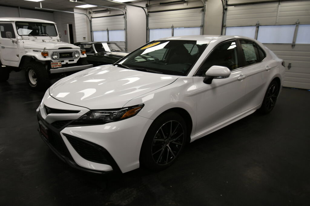 Certified 2024 Toyota Camry SE image 3