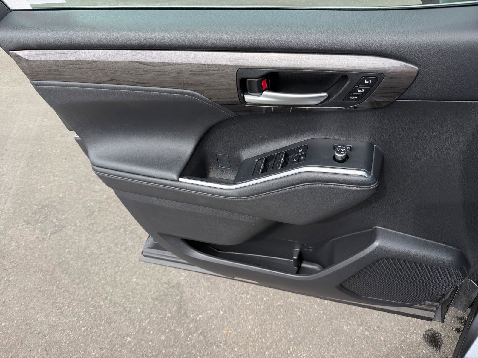 Used 2024 Toyota Highlander Platinum image 23