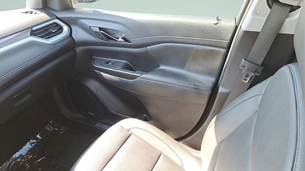 Used 2022 GMC Acadia SLT w/ Technology Package image 16