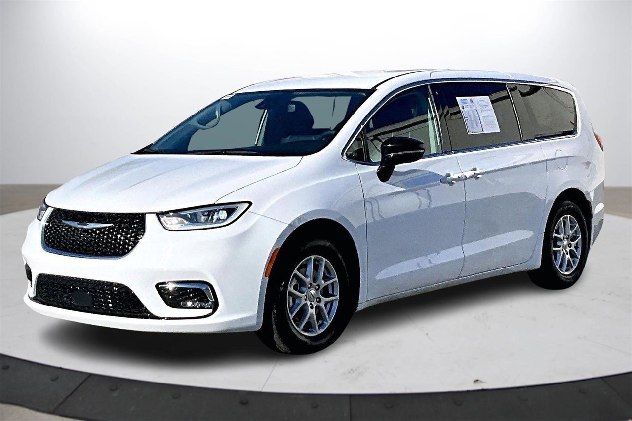 Certified 2024 Chrysler Pacifica Touring-L image 4