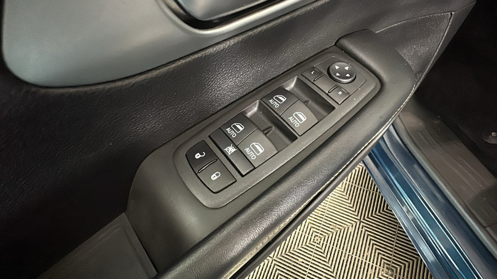 Used 2023 Chrysler Pacifica Touring-L w/ Uconnect Theater Family Group FWD image 13