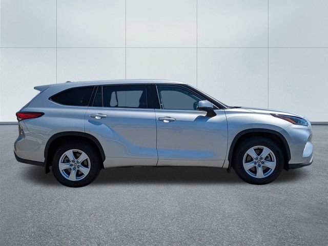 Used 2021 Toyota Highlander LE image 4