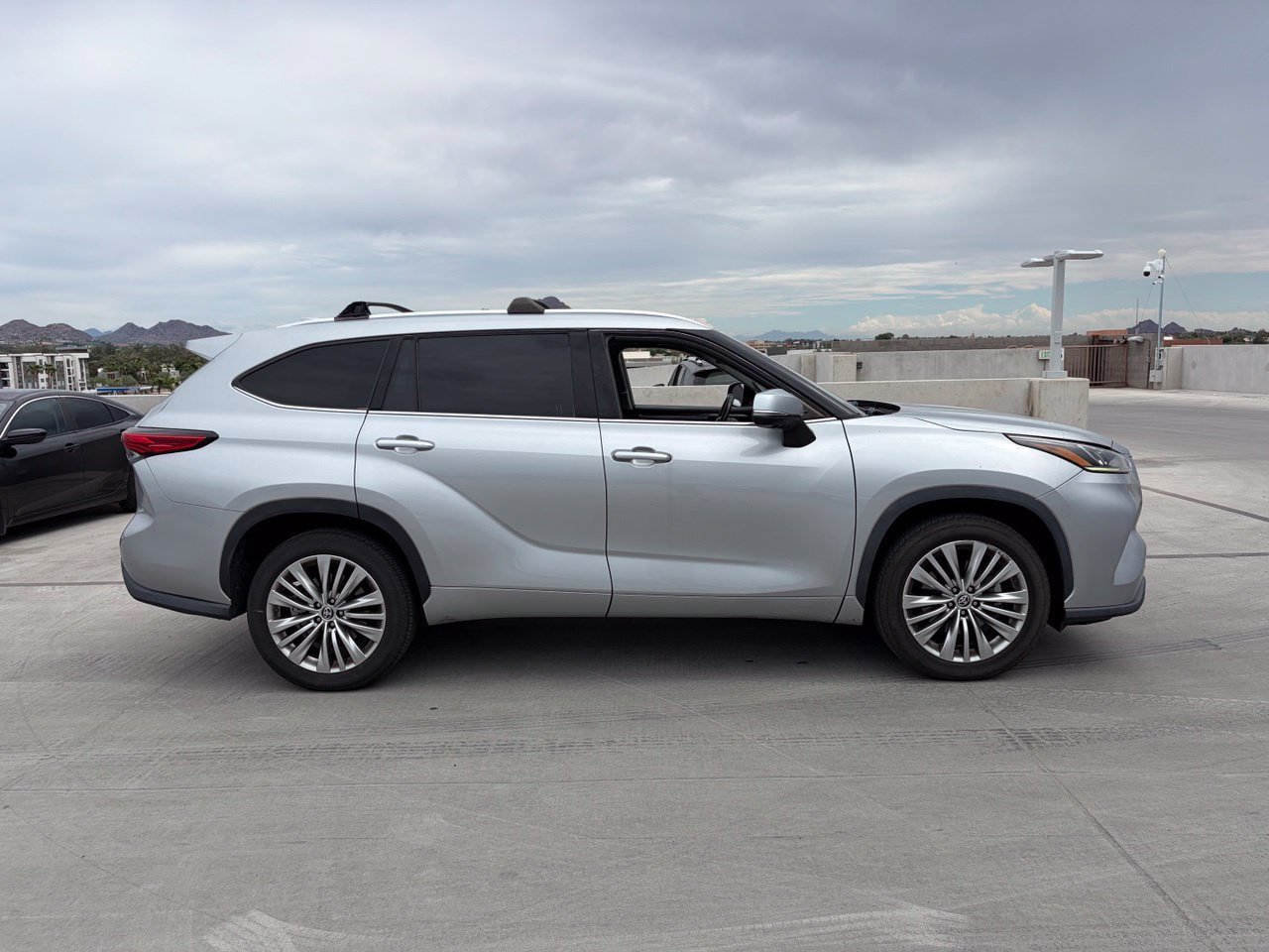 Used 2023 Toyota Highlander Platinum FWD image 3