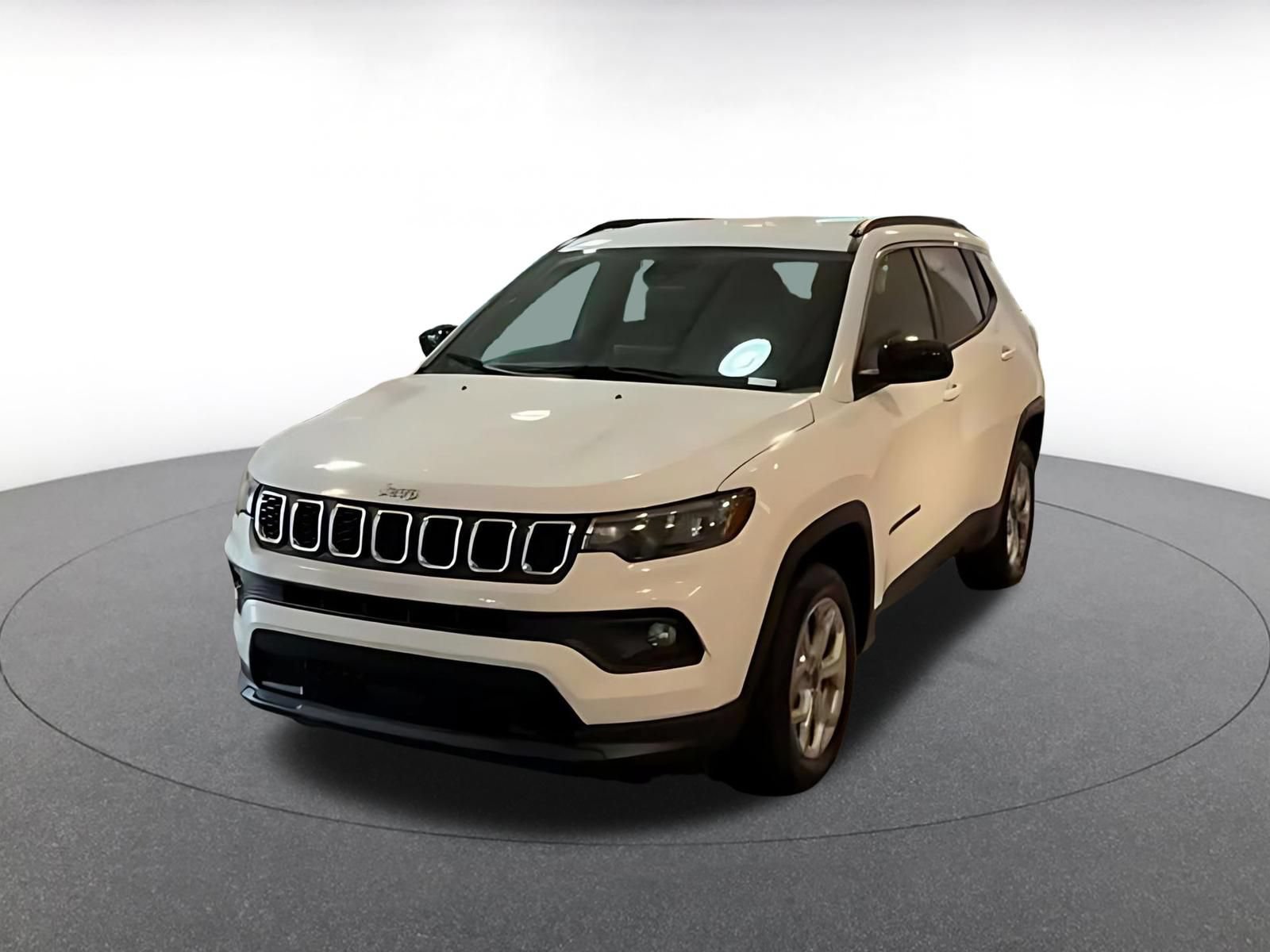 Used 2025 Jeep Compass Latitude AWD/4WD image 6